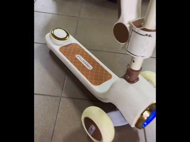 Дитячий триколісний самокат FREESTYLE музика, підсвітка, сидіння Білий