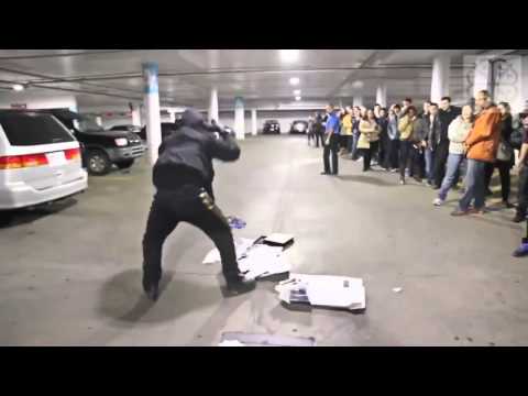 Il casse une PS4 le jour de sa sortie devant des clients !