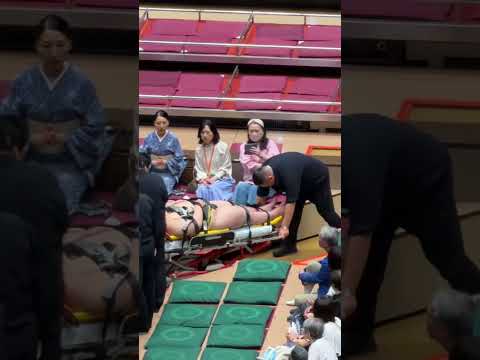夢之富士ストレッチャーで運ばれる