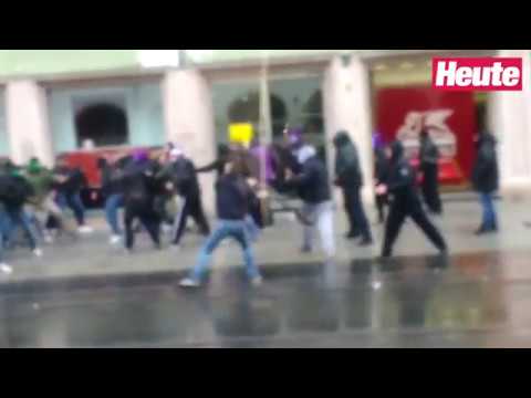 Austria Fans prügeln sich mitten in Innsbruck