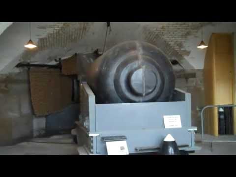 12.5 inch gun guarding the Thames