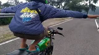 Download lagu story wa anak CB, KEREN!!! berdiri di atas motor mp3