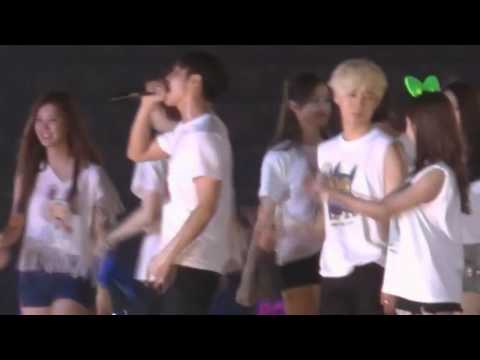 121125 SM Town BKK l l suhoxkrystal l l "The secret tap and gaze"