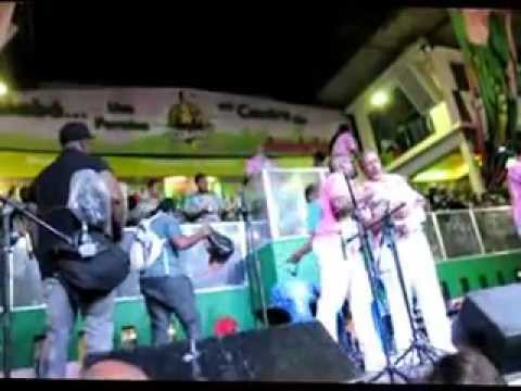 Bateria da Mangueira se apresenta na final de samba para o Carnaval 2013