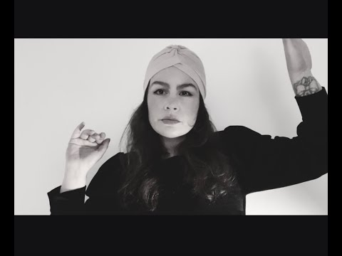 Parisa Fouladi - Cysgod yn y Golau