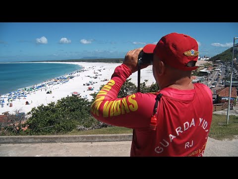 Riscos de afogamentos aumentam no verão e guarda-vidas orientam banhistas em Arraial do Cabo