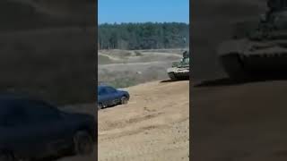 Download lagu Viral! Detik-detik mobil tank menggilas mobil pemberontak#Short mp3