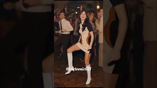 Download lagu 🔥 Viral Semua Orang Berhenti Menari Saat Gadis Ini Masuk ke Lantai Dansa! 💃🔥 Tren Dansa Retro 1960-an #da mp3
