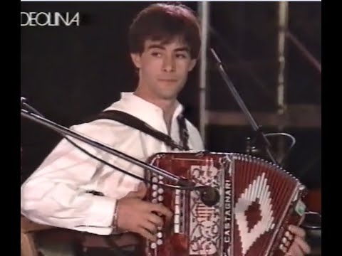 Silvano Fadda   gruppo  folk ballo  sardo  danza  con Borore   qualche  anno  fa