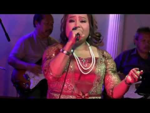 Chhom Chorvin  sing a classic 'Veal Soss Kyol ' at New Paradise Restaurant LB