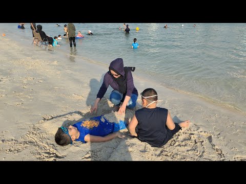 Playing with the kids in the Al Manzar beach 🏖️