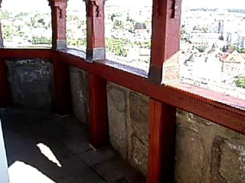 Domažlice-netradiční záběr šikmé věže a částí města