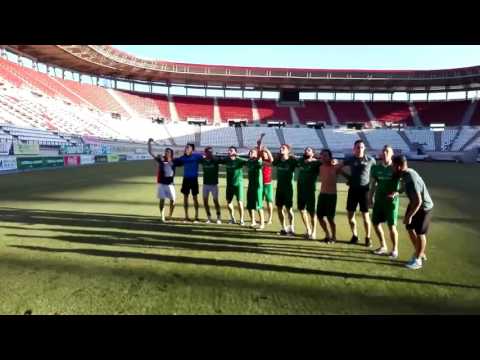 La plantilla del CD Toledo celebra en el campo del Murcia su pase a segunda ronda de los play off