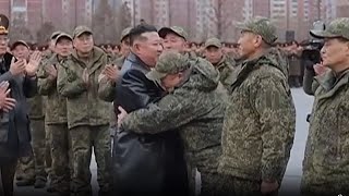 Kim Jong Un, Rusya için savaşıp dönen Kuzey Koreli askerleri karşıladı