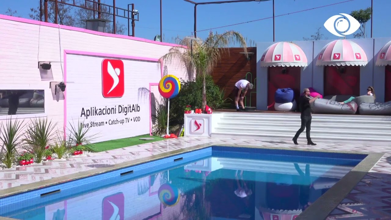 Luizi këndon teksa shëtit në oborr