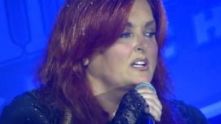 Wynonna Judd: Bantering with the Audience