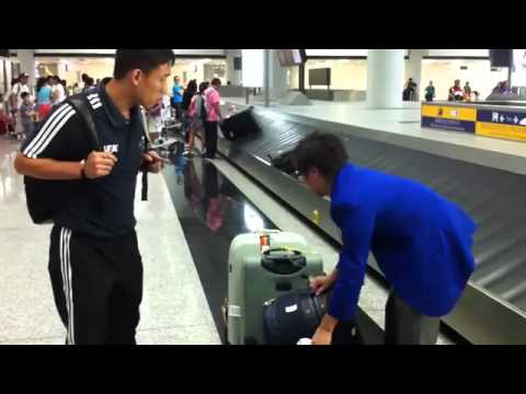 機場地勤怒掟行李