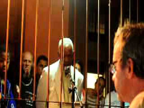 Senhor Samba canta para Dr. Estranho