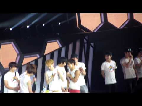 2012.12.08 Shinee World Concert II in Singapore...birthday cakes for Minho & Onew