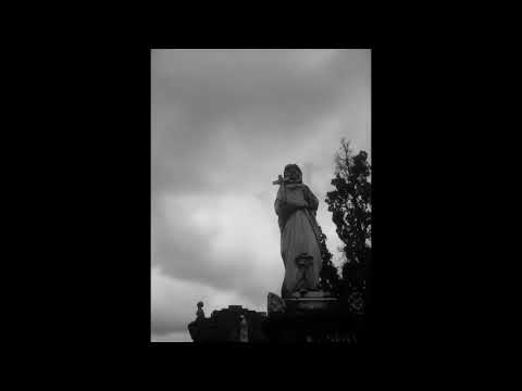 Esculturas en el cementerio central de Salto