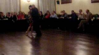 MYRIAM PINCEN y JORGE UZUNIAN bailando El Cencerro J D'arienzo