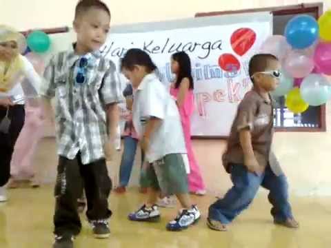 cute dance from my nephew ( ikhwan,aiman n zaquan )