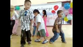 cute dance from my nephew ( ikhwan,aiman n zaquan )