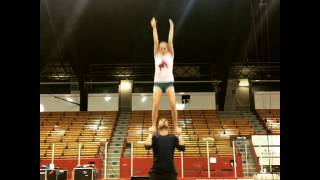 faze tari o arunca si o prinde