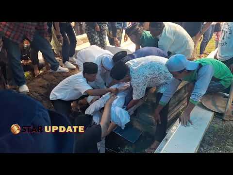 PROSESI PEMAKAMAN EMILIA CONTESSA, DENADA HADIRI PEMAKAMAN IBUNDA | STAR UPDATE