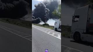 Accident grav pe DN2A. O cisternă cu benzină a luat foc după impactul cu un buldoexcavator  #digi24
