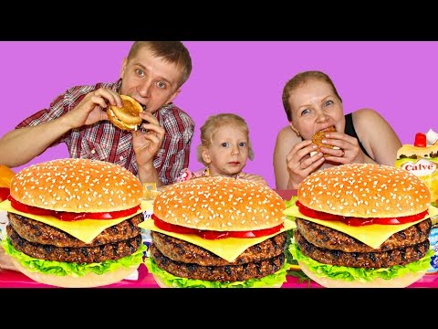 Семейный БУРГЕР ЧЕЛЛЕНДЖ! Бургер со сгущенкой и рыбой! ФУууу! Как это Можно ПРОБОВАТЬ? от Family Box