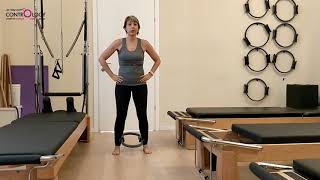 שילוב מנצח של שיווי משקל וחיזוק מקרבים עם חישוק פילאטיס בעמידה