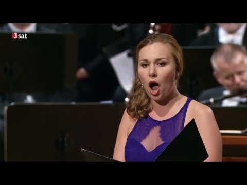 Η υψίφωνος [[#Elsa Dreisig [Έλσα Ντρεζίγκ]#]] τραγουδάει recitativo και άρια «Und Gott sprach... Nun beut die Flur» [Καὶ εἶπεν ὁ Θεός... Νῦν βλαστάνει ἡ γῆ] από το ορατόριο του Haydn Die Schöpfung [Η Δημιουργία]. Συνοδεύει η [[#Berliner Philharmoniker#]] υπό τη μουσική διεύθυνση του [[#Gijs Leenaars [Χάις Λέεναρς]#]].