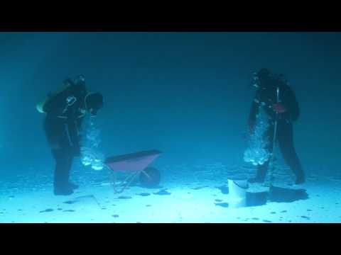 Pescando bajo el hielo