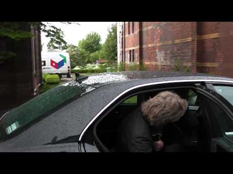 Matthijs van Nieuwkerk ( dwdd ) sprint naar de taxi