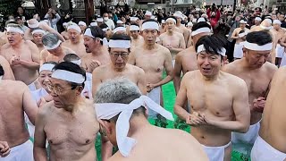 En Japón, 100 fieles se bañan en aguas heladas en un ritual sintoísta en Tokio