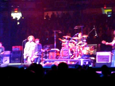 Pearl Jam - Elderly Woman Behind a Counter in a Small Town, 10-28-09, Philadelphia Spectrum