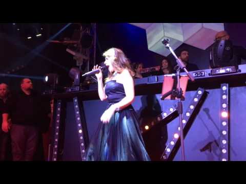 "Noi puffi siam così", il Donoma balla con Cristina D'Avena