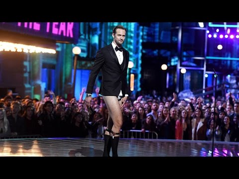 Nsfw Alexander Skarsgard Goes Pantsless On Stage At The Mtv Movie Awards