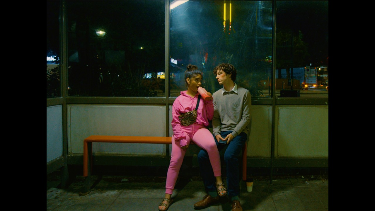 Miniature de la vidéo Report from the Bus Stop du film A Journalist's Formal Investigation of Slough