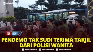 Download lagu 🔴Aksi Mahasiswa Teriak Tolak Takjil dari Polwan Berkerudung saat Demo 'Bubarkan Brimob' Disorot mp3