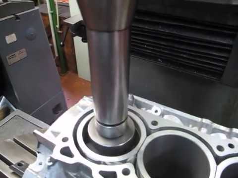 Bohren eines 350Z Motorblocks
