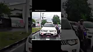 Download lagu Emergency siren blocked by car at red light, automatically reverses mp3