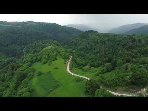 Prin acest ținut minunat va trece noua șosea a pădurenilor. AERIENE