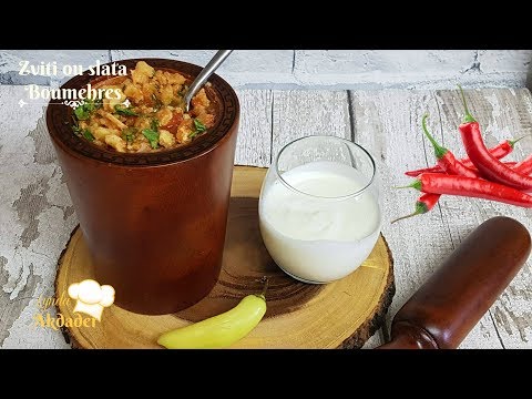 ** zviti ou slata mahres, salade de poivrons traditionnelle algérienne au mortier