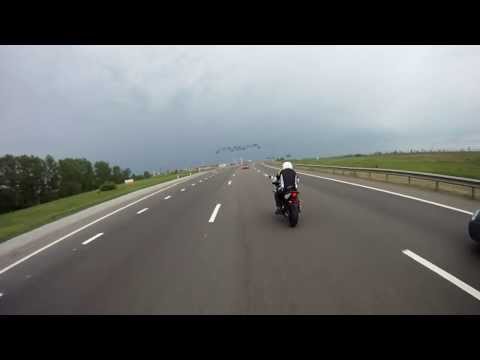 Debil wyrzuca butelkę pod pędzący motocykl