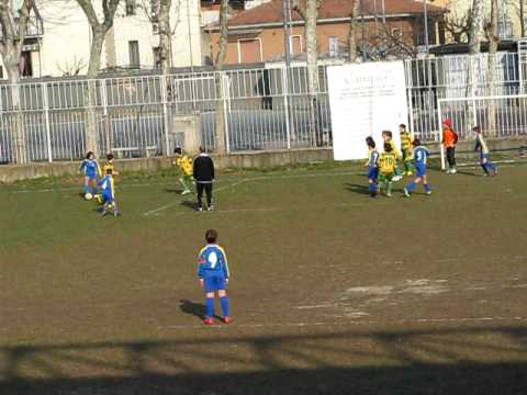 Ronaldinho semina il panico sulla fascia sinistra ed imbecca Inzaghi per la zampata vincente