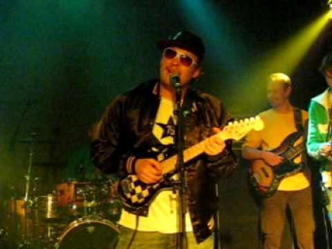 Johnny Den Artiest feat. Asham - Smokkelaar op mijne vlo