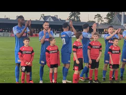 L'entrée des joueurs entre les DC Carhaix (R3) et l'AS Ginglin Cesson (R1)