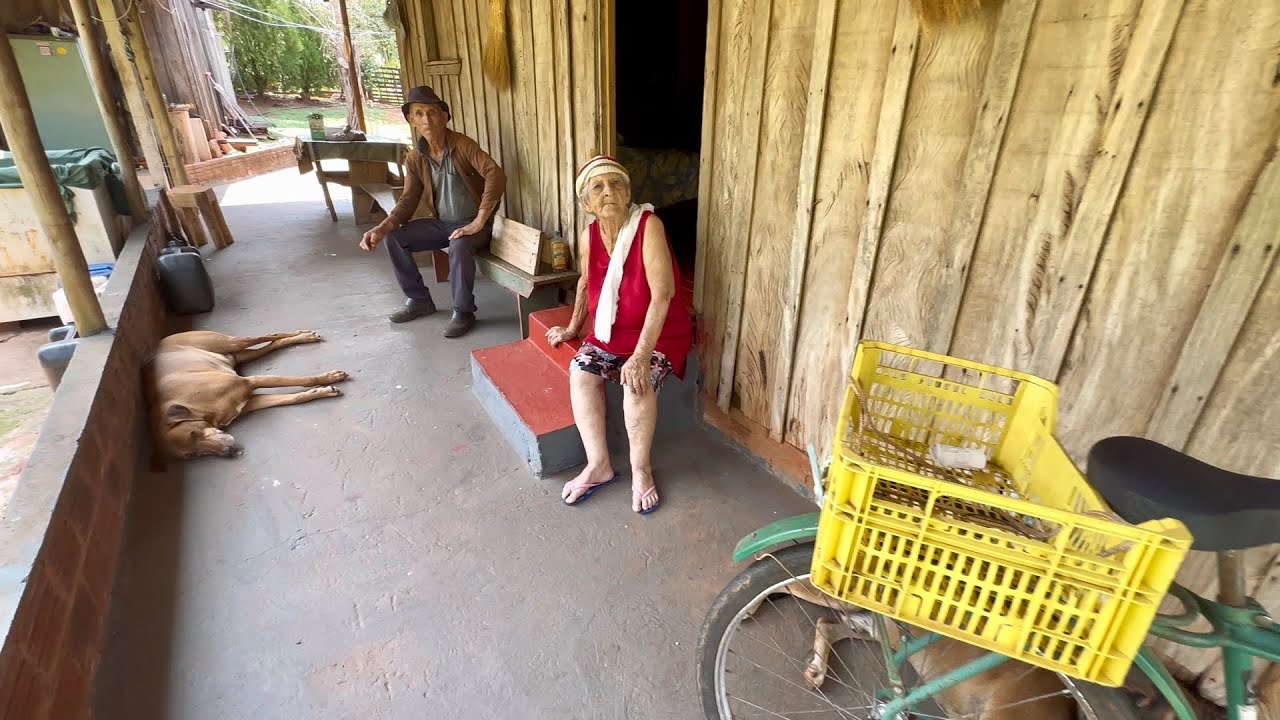 Ele sempre viveu com sua mãe no sítio Vivendo sempre uma vida simples e contentes…